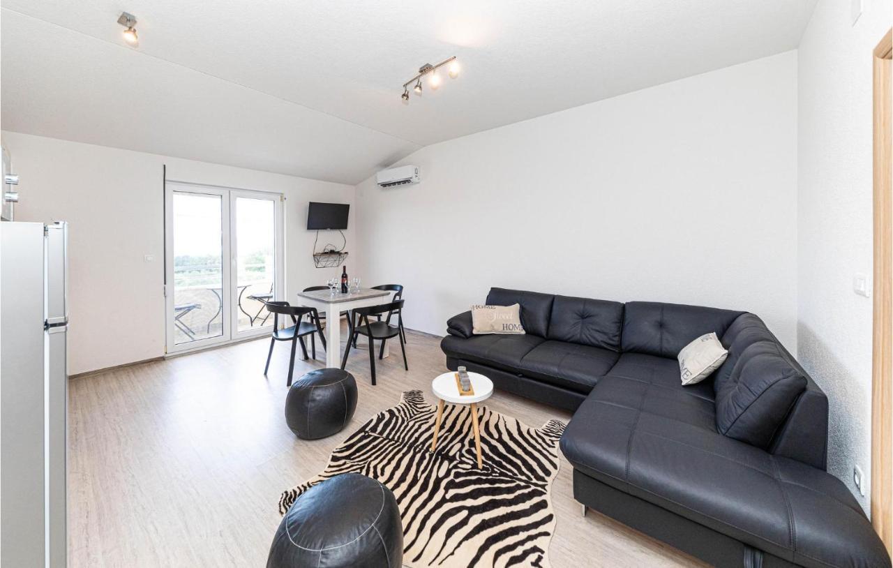 Stunning Apartment In Kastel Luksic With Wifi Kastela Exterior photo